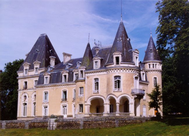 Location salles vide ch�teau en Corr�ze dans le Limousin entre Tulle Brive Pompadour CH�TEAU DU REPAIRE � Vigeois pr�s de l'A20 entre Uzerche et Brive, Le Ch�teau du Repaire, 19410 Vigeois, situ� entre Pompadour, Uzerche, Brive, (sortie autoroute A20 n�45 et � proximit� de Tulle en Corr�ze dans le Limousin. Le ch�teau, remani� fin 19� si�cle est largement ouvert sur un parc paysager�par 2 terrasses, dont l'une couverte. A l'int�rieur, 4 salons au rez-de-chauss�e permettent plusieurs types de r�ceptions : mariages, soir�es, week-ends, s�minaires... avec pi�ce r�serv�e au traiteur. La location du Repaire est ouverte de Mai � octobre Salle correze Le Repaire 19410 Vigeois 