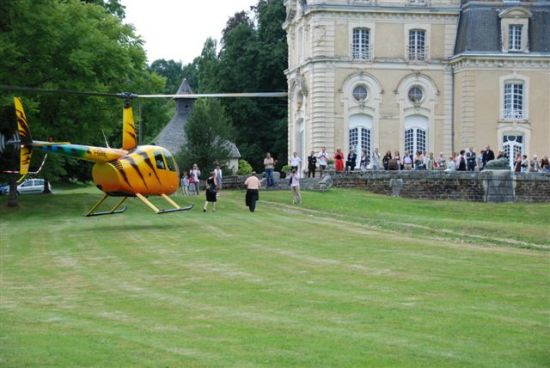 Atterissage Hélicoptère dans le parc du château coté terrasse extérieure du Château du Repaire à Vigeois en Corrèze