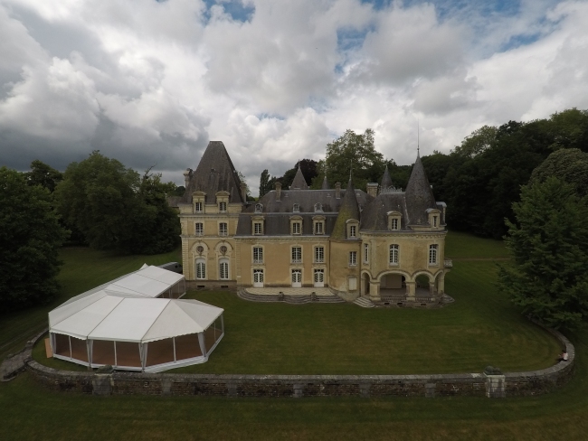 Location salles vide château en Corrèze dans le Limousin entre Tulle Brive Pompadour CHÂTEAU DU REPAIRE à Vigeois près de l'A20 entre Uzerche et Brive, Le Château du Repaire, 19410 Vigeois, situé entre Pompadour, Uzerche, Brive, (sortie autoroute A20 n°45 et à proximité de Tulle en Corrèze dans le Limousin. Le château, remanié fin 19è siècle est largement ouvert sur un parc paysager par 2 terrasses, dont l'une couverte. A l'intérieur, 4 salons au rez-de-chaussée permettent plusieurs types de réceptions : mariages, soirées, week-ends, séminaires... avec pièce réservée au traiteur. La location du Repaire est ouverte de Mai à octobre Salle correze Le Repaire 19410 Vigeois 